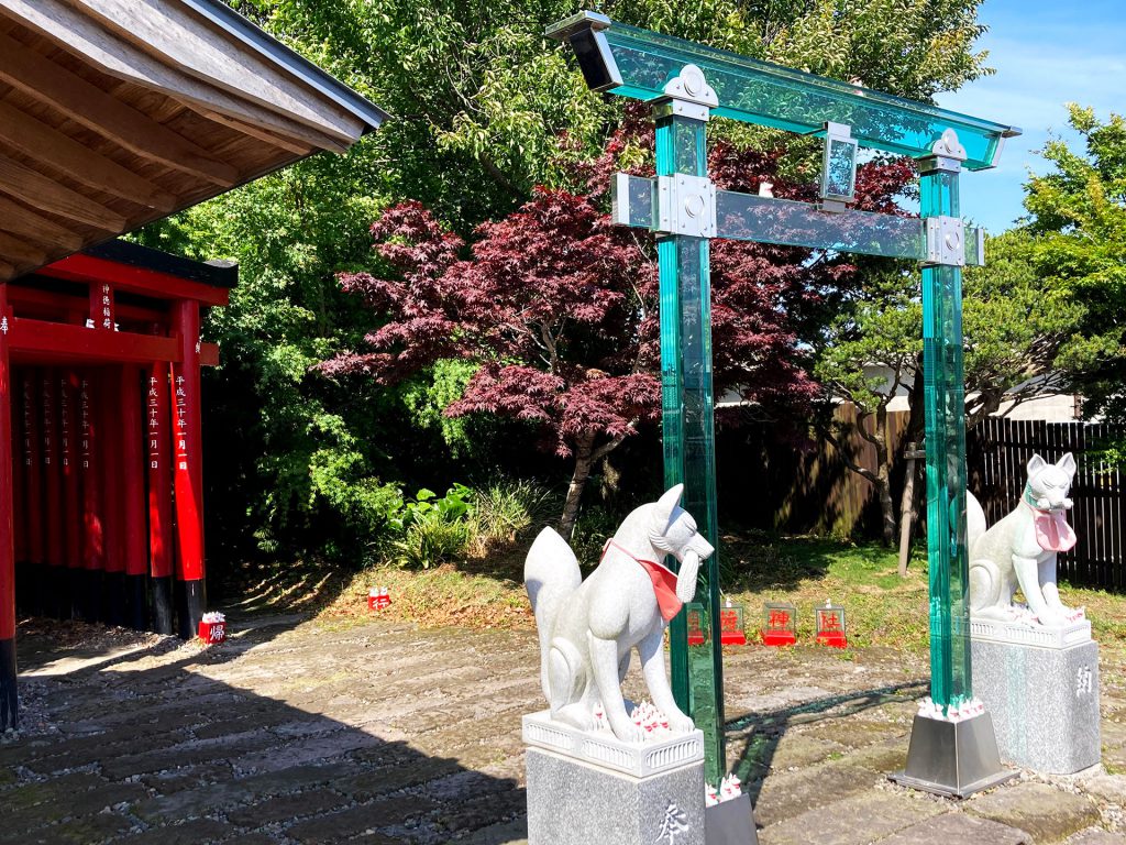 神徳稲荷神社　ガラスの鳥居