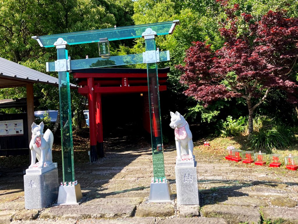 神徳稲荷神社　ガラスの鳥居
