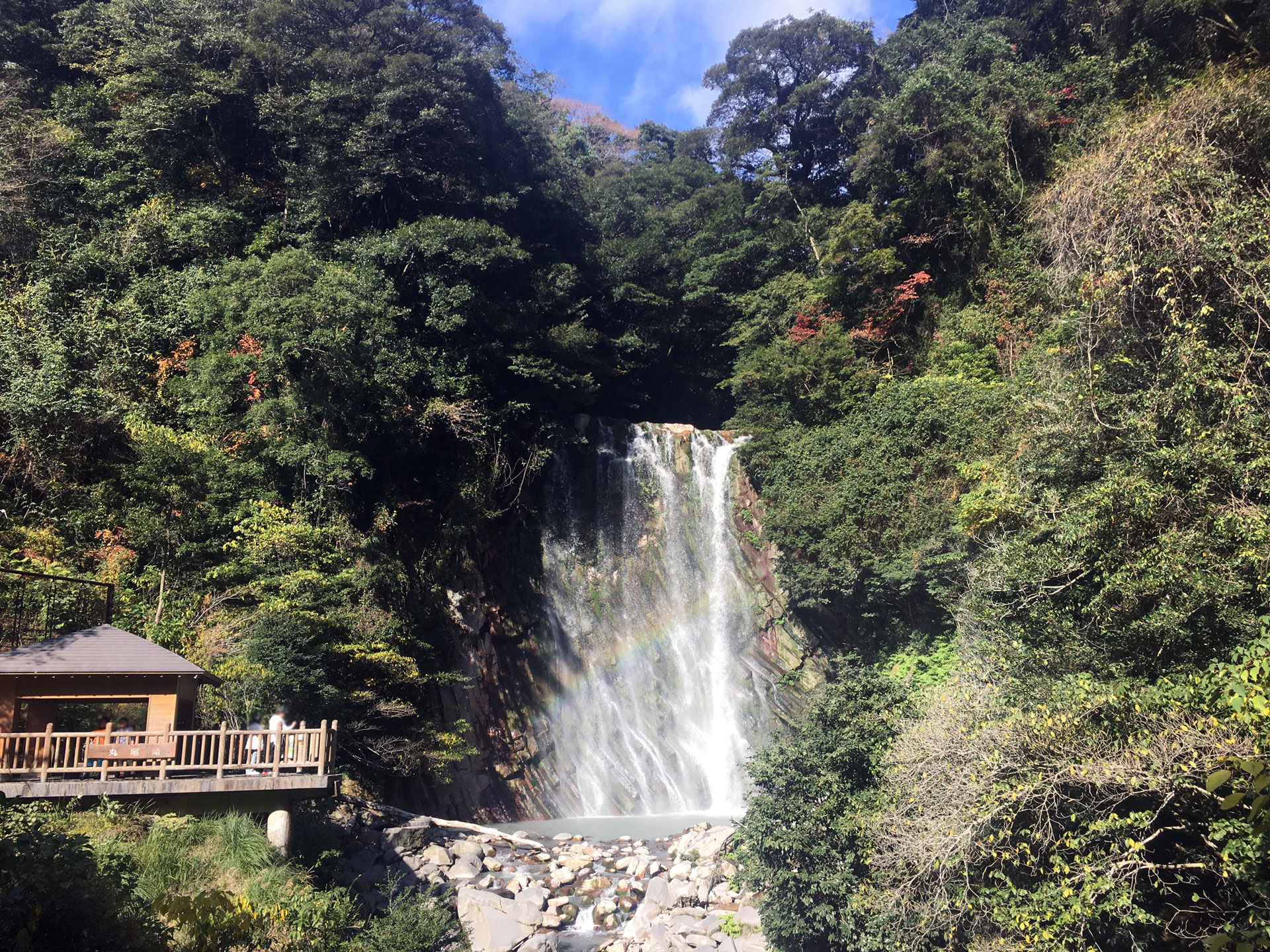 丸尾の滝 珍しい温泉水の滝は霧島の紅葉スポットとしても人気 かごうぇぶ